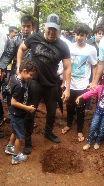 Salman Khan started BMC's 2 crore Tree Planting Initiative in Mumbai
