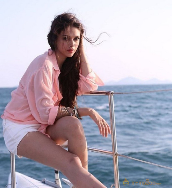 Aditi Rao Hydari Photo Shoot For Traveller Photos