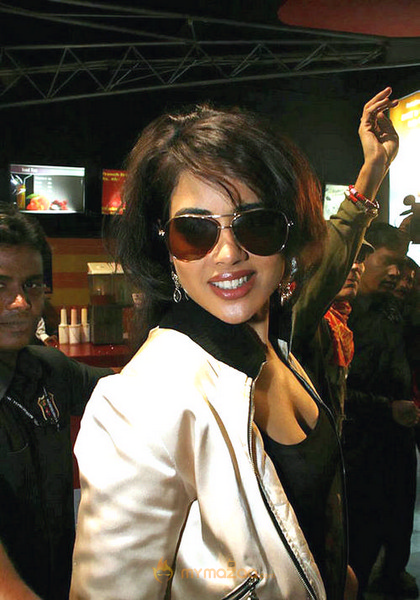 Hot Sameera Raddy Photo Gallery