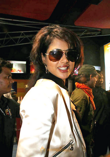Hot Sameera Raddy Photo Gallery