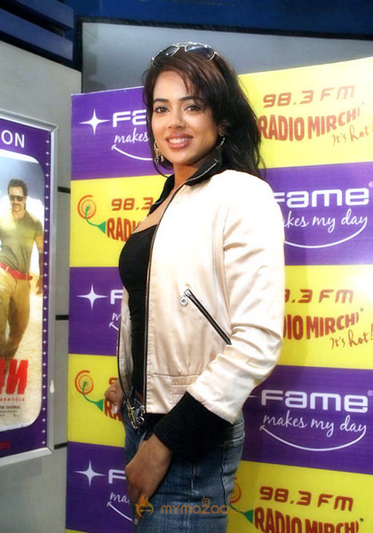 Hot Sameera Raddy Photo Gallery