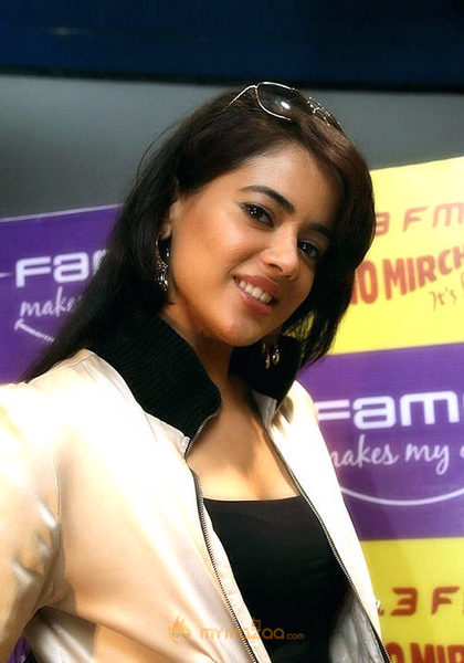 Hot Sameera Raddy Photo Gallery