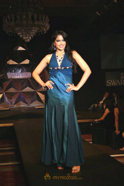 Hot Sameera Raddy Photo Gallery