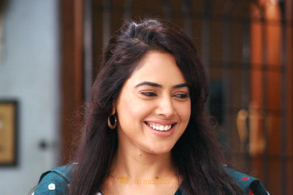 Hot Sameera Raddy Photo Gallery