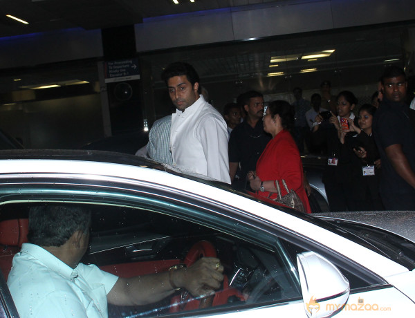 Abhishek Receives Aishwarya At Airport 