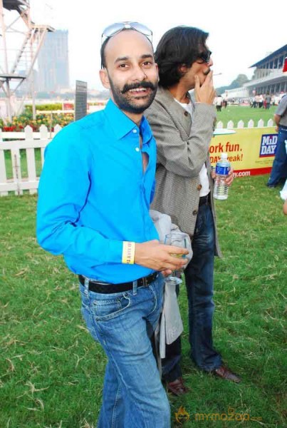 Akshay Kumar and Twinkle Khanna at Mid-Day race 