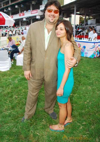 Akshay Kumar and Twinkle Khanna at Mid-Day race 