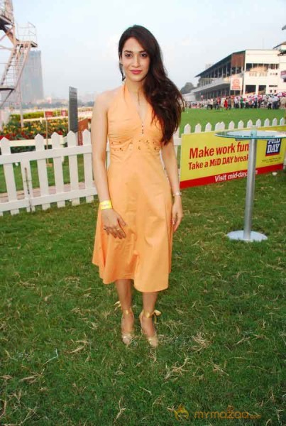 Akshay Kumar and Twinkle Khanna at Mid-Day race 