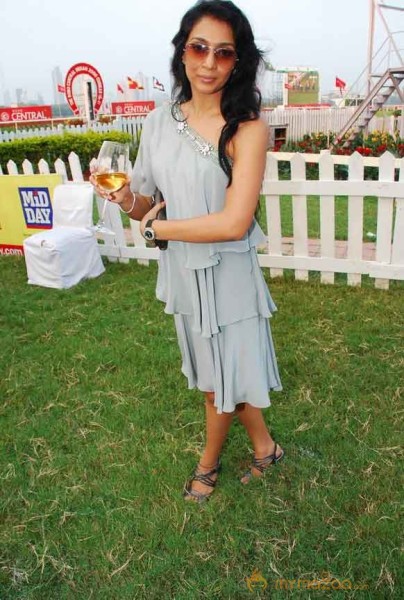 Akshay Kumar and Twinkle Khanna at Mid-Day race 