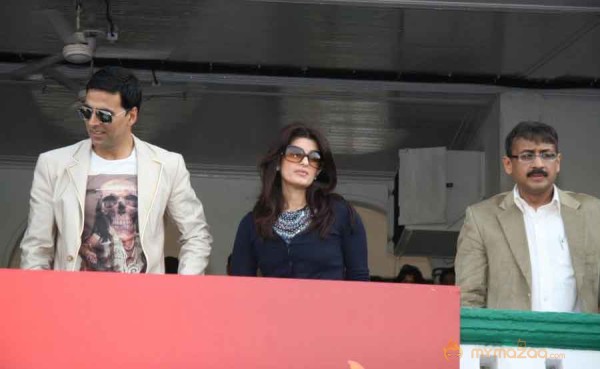 Akshay Kumar and Twinkle Khanna at Mid-Day race 