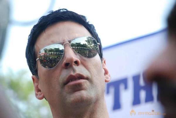 Akshay Kumar and Twinkle Khanna at Mid-Day race 