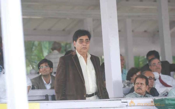 Akshay Kumar and Twinkle Khanna at Mid-Day race 