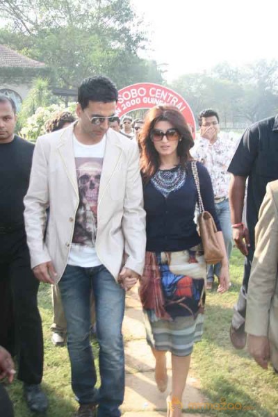 Akshay Kumar and Twinkle Khanna at Mid-Day race 