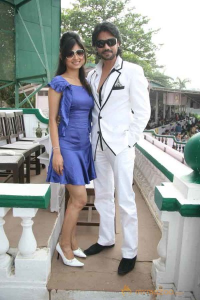 Akshay Kumar and Twinkle Khanna at Mid-Day race 