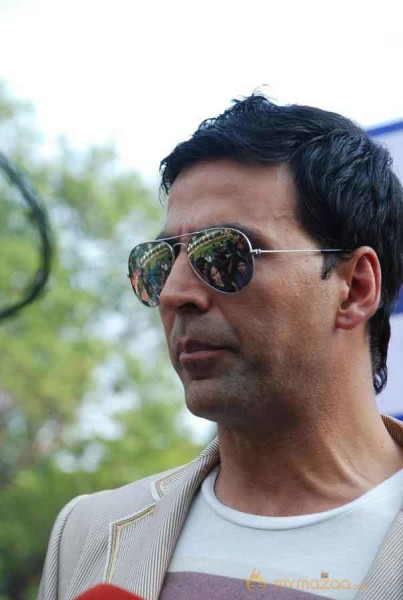Akshay Kumar and Twinkle Khanna at Mid-Day race 