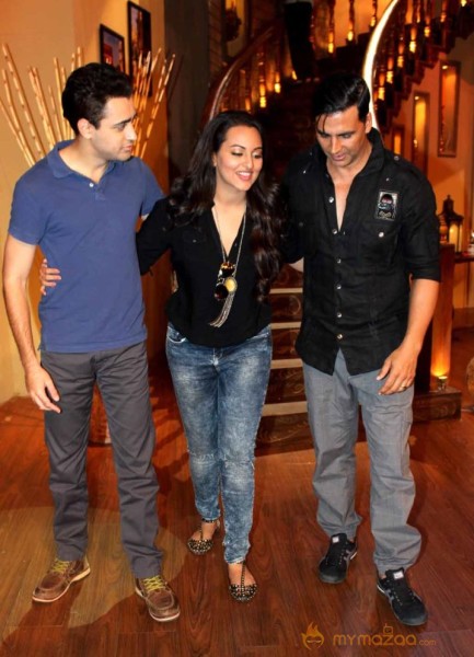 Akshay-Sonakshi-Imran On The Sets Of Comedy Nights