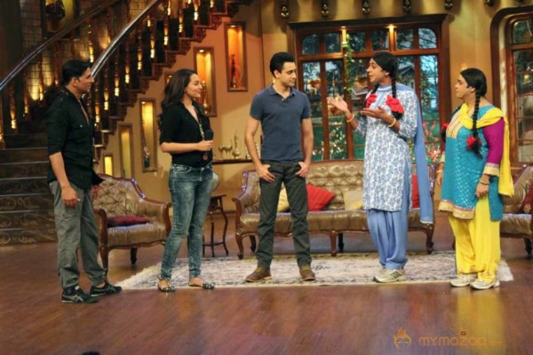 Akshay-Sonakshi-Imran On The Sets Of Comedy Nights