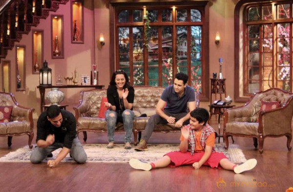 Akshay-Sonakshi-Imran On The Sets Of Comedy Nights