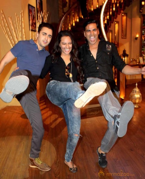 Akshay-Sonakshi-Imran On The Sets Of Comedy Nights