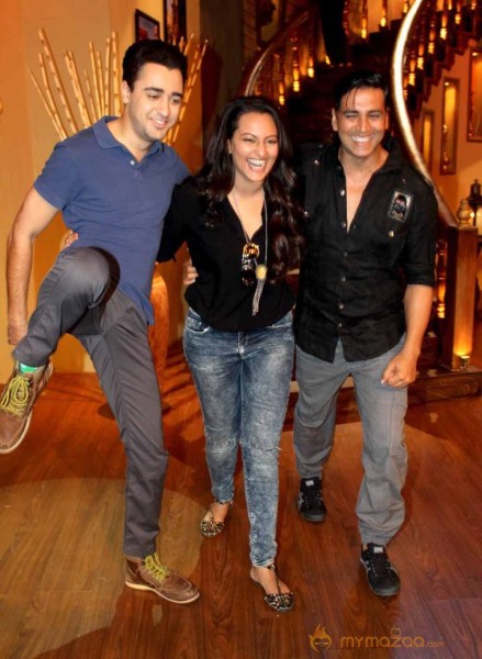 Akshay-Sonakshi-Imran On The Sets Of Comedy Nights