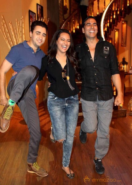 Akshay-Sonakshi-Imran On The Sets Of Comedy Nights