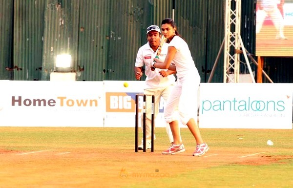 Akshay, Deepika at Housefull Cricket Match