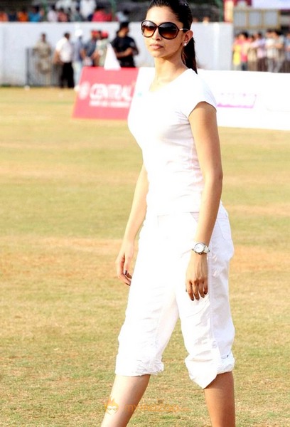 Akshay, Deepika at Housefull Cricket Match