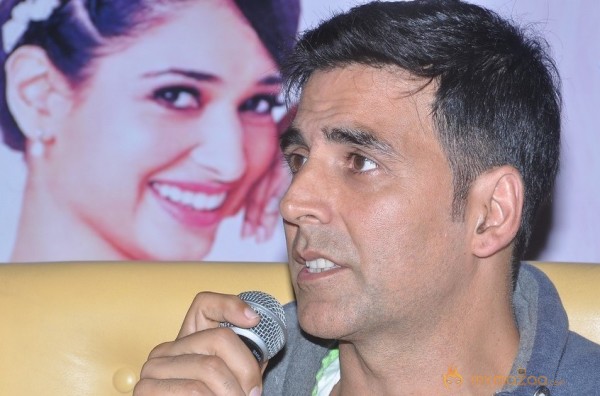 Akshay,Tamanna Promotes Entertainment Movie Photos