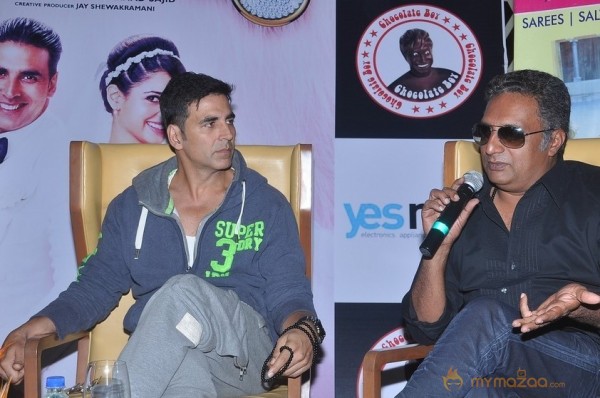 Akshay,Tamanna Promotes Entertainment Movie Photos