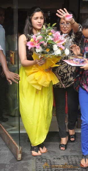 Alia Bhatt Launch Art Exhibition SPLASSH 
