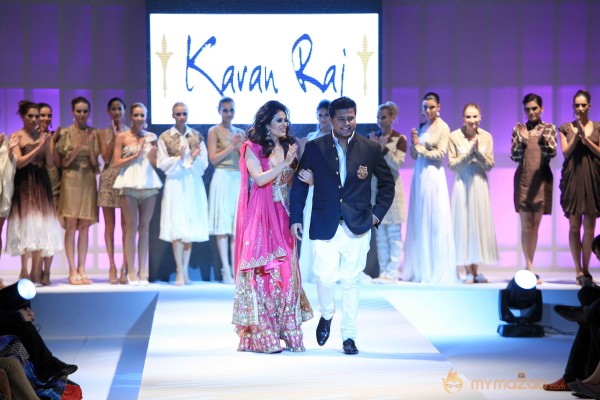 Anjana Sukhani Ramp Walk at Fashion Me 2013 Finale 
