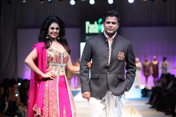 Anjana Sukhani Ramp Walk at Fashion Me 2013 Finale 