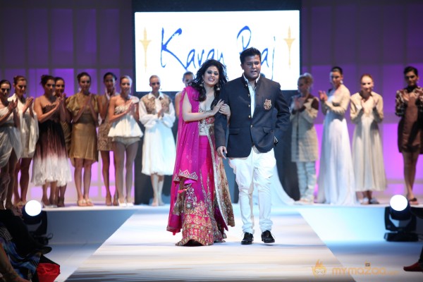 Anjana Sukhani Ramp Walk at Fashion Me 2013 Finale 