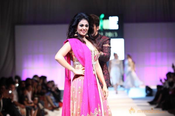 Anjana Sukhani Ramp Walk at Fashion Me 2013 Finale 