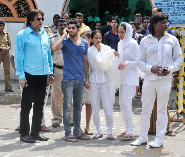 Bollywood Celebrities at Jiah Khan Funeral Photo Gallery 