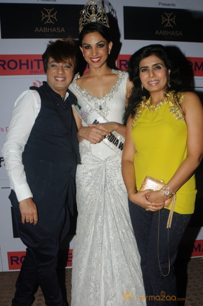 Bollywood Celebs At Club Wear Fashion Show