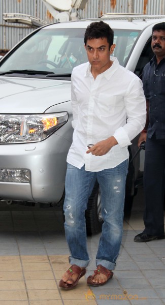 Bollywood Stars At Condolence Meet Of Jia Khan 