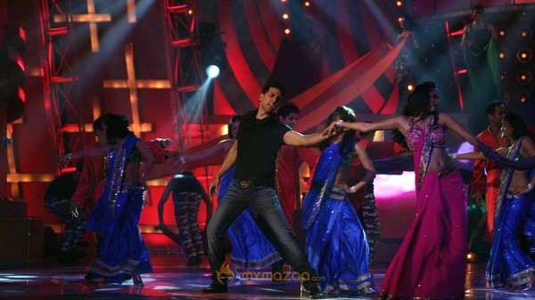 BigB Shahrukh, Salman & Akshay perform for Cintaa Superstars ka Jalwaa Gallery