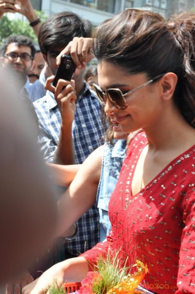 Deepika Padukone Snapped At Siddhivinayak Temple  