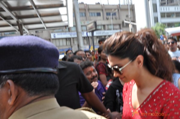 Deepika Padukone Snapped At Siddhivinayak Temple  