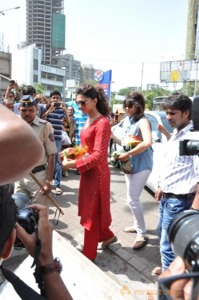 Deepika Padukone Snapped At Siddhivinayak Temple  