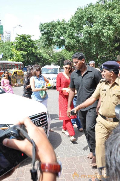 Deepika Padukone Snapped At Siddhivinayak Temple  