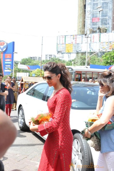 Deepika Padukone Snapped At Siddhivinayak Temple  