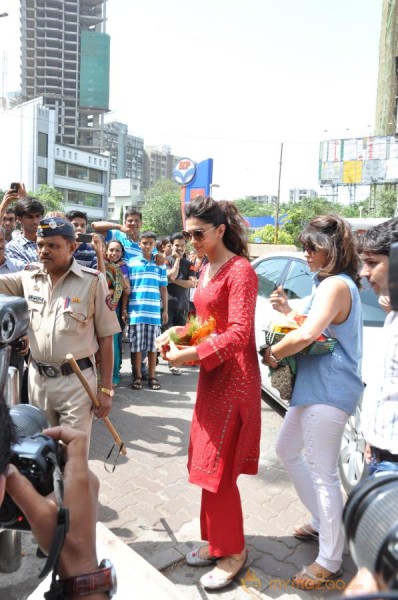 Deepika Padukone Snapped At Siddhivinayak Temple  