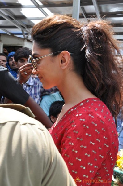 Deepika Padukone Snapped At Siddhivinayak Temple  