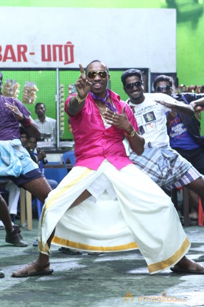 Dwayne Bravo Lungi Dance Photos