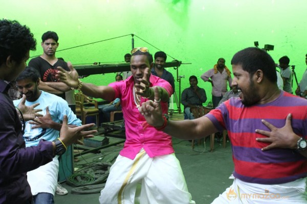 Dwayne Bravo Lungi Dance Photos