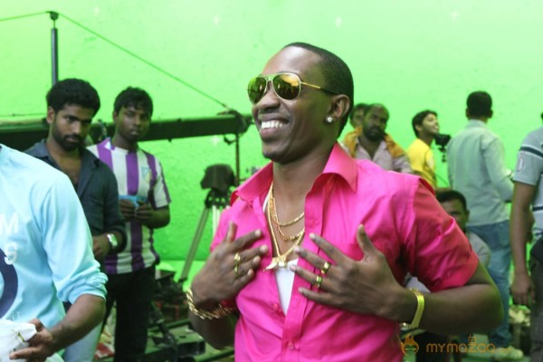 Dwayne Bravo Lungi Dance Photos