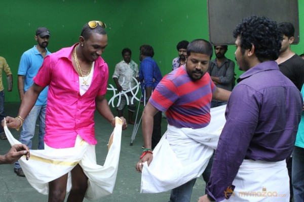 Dwayne Bravo Lungi Dance Photos