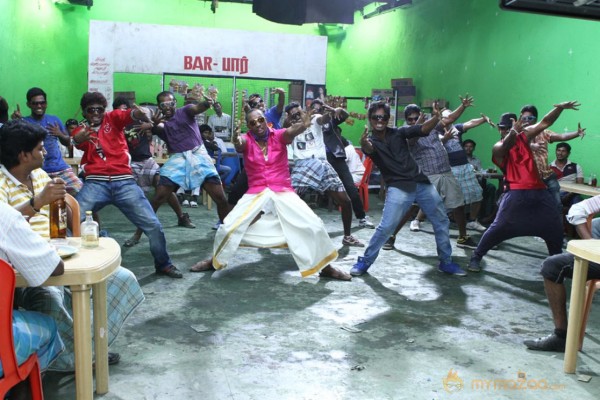 Dwayne Bravo Lungi Dance Photos